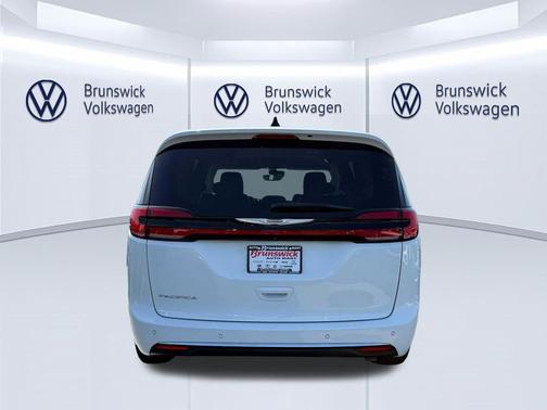 Bright White Clearcoat 2023 Chrysler Pacifica Touring L