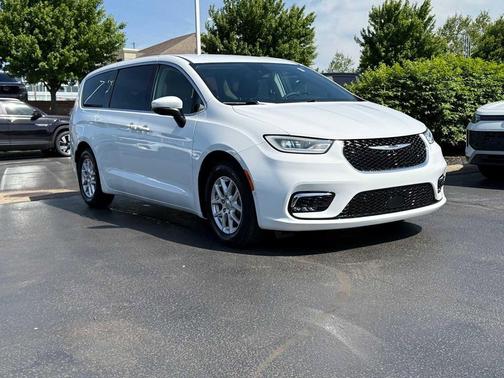 Bright White Clearcoat 2023 Chrysler Pacifica Touring L