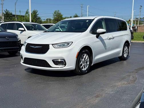 Bright White Clearcoat 2023 Chrysler Pacifica Touring L