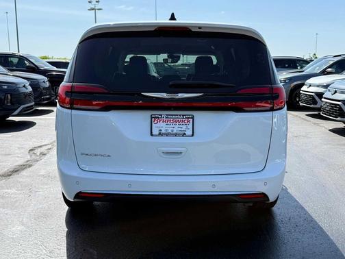 Bright White Clearcoat 2023 Chrysler Pacifica Touring L