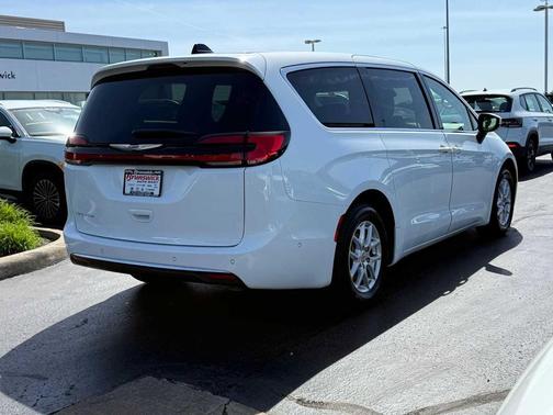 Bright White Clearcoat 2023 Chrysler Pacifica Touring L