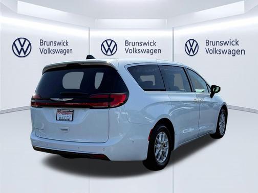 Bright White Clearcoat 2023 Chrysler Pacifica Touring L