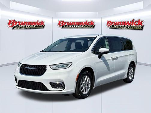 Bright White Clearcoat 2023 Chrysler Pacifica Touring L