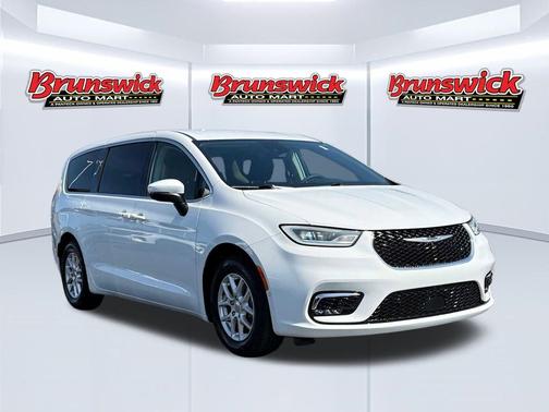 Bright White Clearcoat 2023 Chrysler Pacifica Touring L