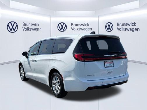 Bright White Clearcoat 2023 Chrysler Pacifica Touring L