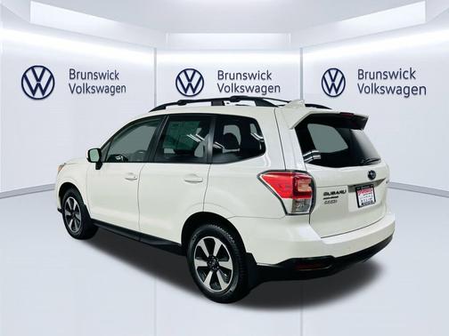 Crystal White Pearl 2018 Subaru Forester 2.5i Premium