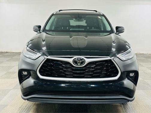Midnight Black Metallic 2023 Toyota Highlander XLE