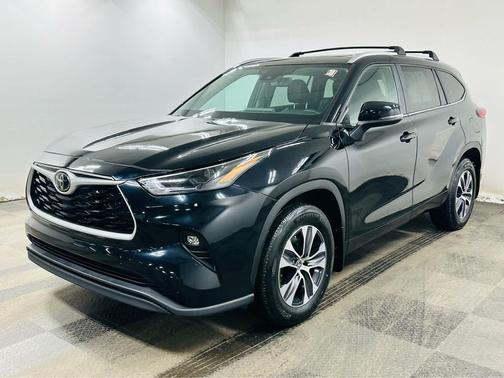 Midnight Black Metallic 2023 Toyota Highlander XLE