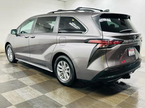 2022 Toyota Sienna XLE 8 Passenger