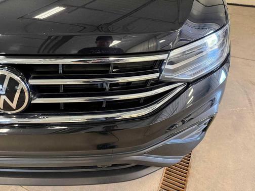 Deep Black Pearl 2022 Volkswagen Tiguan 2.0T SE 4MOTION