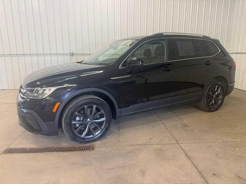 Deep Black Pearl 2022 Volkswagen Tiguan 2.0T SE 4MOTION