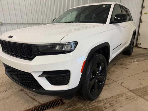 Bright White Clearcoat 2023 Jeep Grand Cherokee Altitude