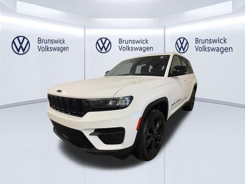 Bright White Clearcoat 2023 Jeep Grand Cherokee Altitude