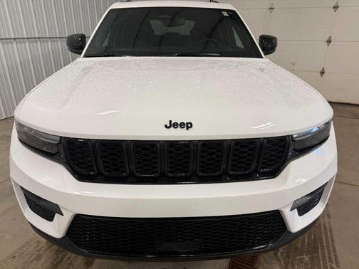 Bright White Clearcoat 2023 Jeep Grand Cherokee Altitude