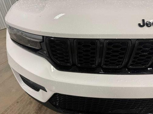 Bright White Clearcoat 2023 Jeep Grand Cherokee Altitude