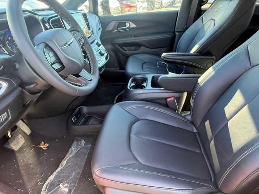 Silver Mist Clearcoat 2026 Chrysler Pacifica L