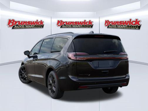 Diamond Black Crystal Pearlcoat 2026 Chrysler Pacifica L