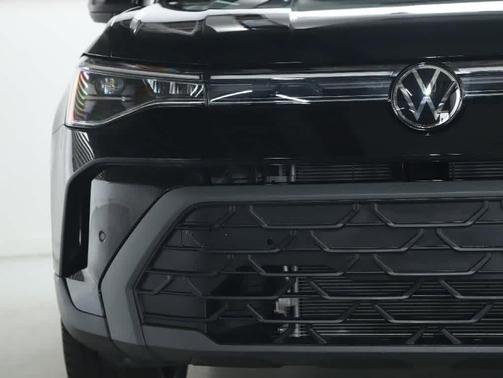 Deep Black Pearl 2025 Volkswagen Taos 1.5T SE Black