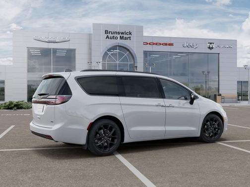 Bright White Clearcoat 2026 Chrysler Pacifica L