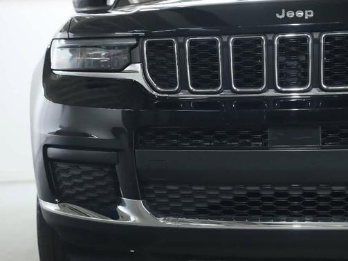 Diamond Black Crystal Pearlcoat 2023 Jeep Grand Cherokee L Laredo