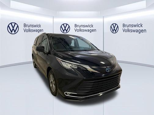 Midnight Black Metallic 2023 Toyota Sienna XLE