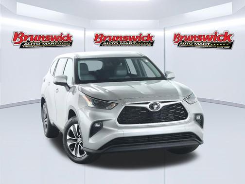 Celestial Silver Metallic 2022 Toyota Highlander XLE
