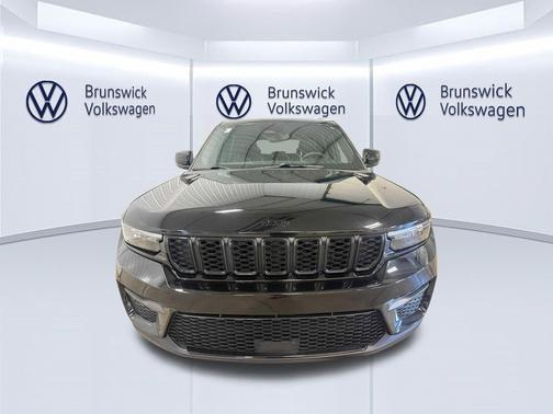 Diamond Black Crystal Pearlcoat 2023 Jeep Grand Cherokee Altitude