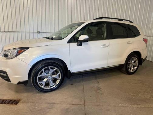 Crystal White Pearl 2018 Subaru Forester 2.5i Touring