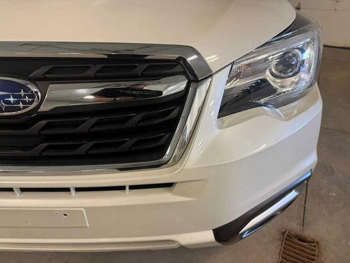 Crystal White Pearl 2018 Subaru Forester 2.5i Touring