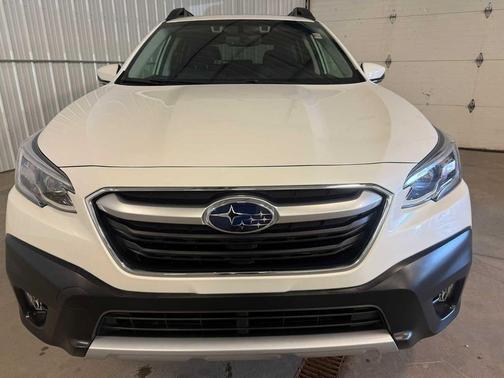 Crystal White Pearl 2022 Subaru Outback Limited