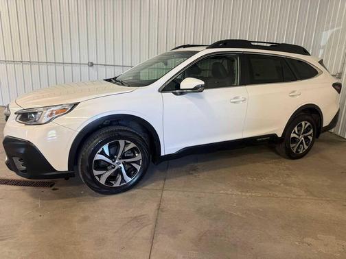 Crystal White Pearl 2022 Subaru Outback Limited
