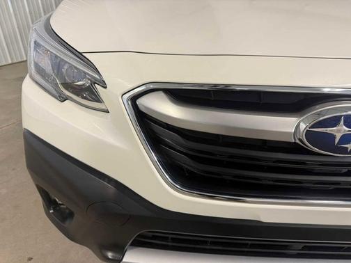 Crystal White Pearl 2022 Subaru Outback Limited