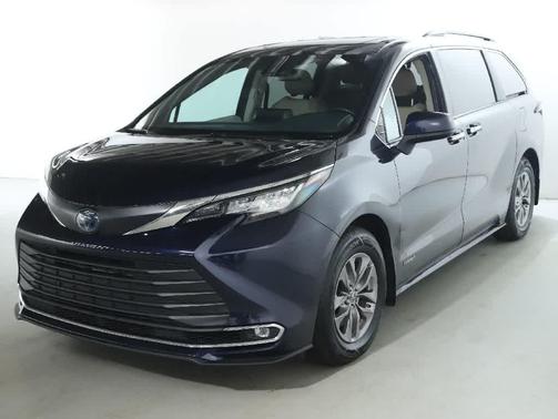 2021 Toyota Sienna XLE 8 Passenger