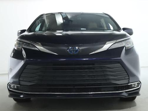 2021 Toyota Sienna XLE 8 Passenger