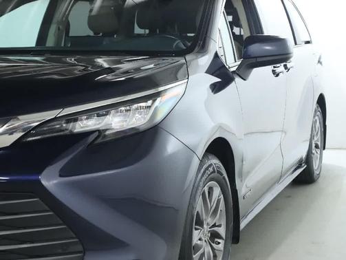 2021 Toyota Sienna XLE 8 Passenger