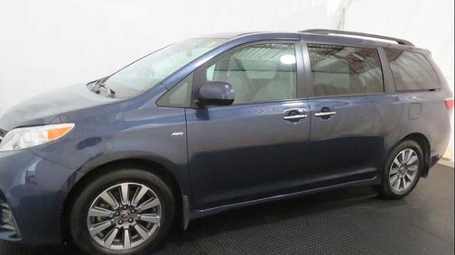 2020 Toyota Sienna XLE