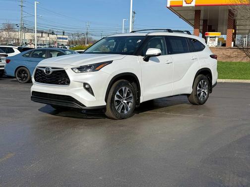 Wind Chill Pearl 2022 Toyota Highlander XLE