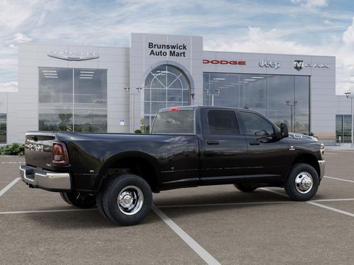 Diamond Black Crystal Pearlcoat 2026 RAM 3500 Tradesman Crew Cab 4x4 8' Box