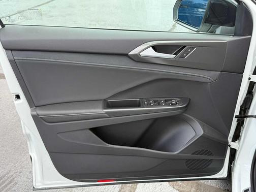 2025 Volkswagen Taos 1.5T SE Black