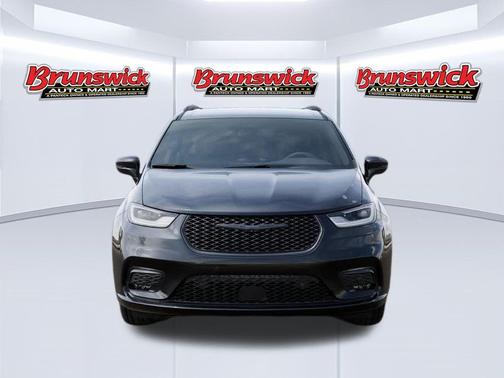 Diamond Black Crystal Pearlcoat 2026 Chrysler Pacifica L