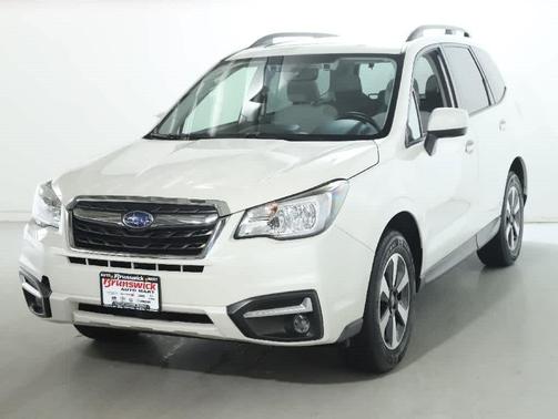 Crystal White Pearl 2017 Subaru Forester 2.5i Premium
