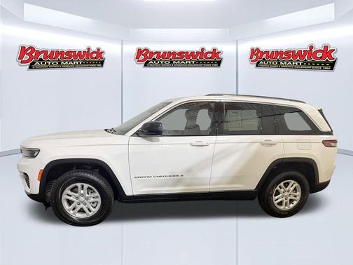 Bright White Clearcoat 2023 Jeep Grand Cherokee Laredo
