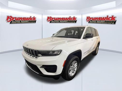 Bright White Clearcoat 2023 Jeep Grand Cherokee Laredo
