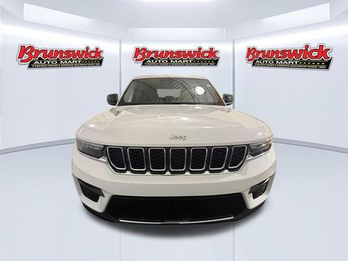 Bright White Clearcoat 2023 Jeep Grand Cherokee Laredo