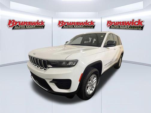 Bright White Clearcoat 2023 Jeep Grand Cherokee Laredo