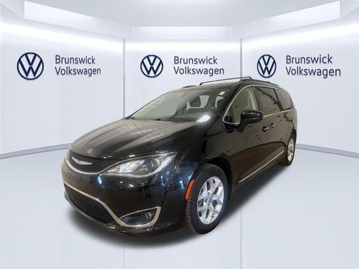 Brilliant Black Crystal Pearlcoat 2017 Chrysler Pacifica Touring-L