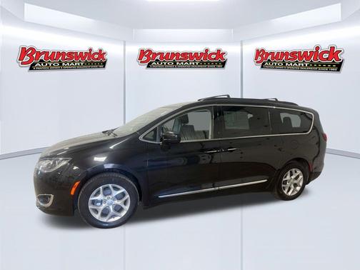 Brilliant Black Crystal Pearlcoat 2017 Chrysler Pacifica Touring-L