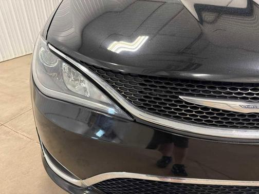 Brilliant Black Crystal Pearlcoat 2017 Chrysler Pacifica Touring-L