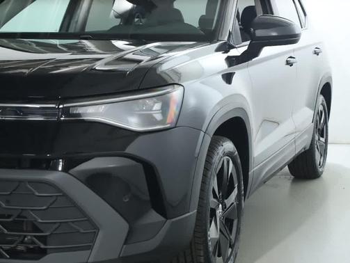 2025 Volkswagen Taos 1.5T SE Black
