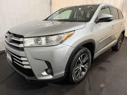 Celestial Silver Metallic 2018 Toyota Highlander LE